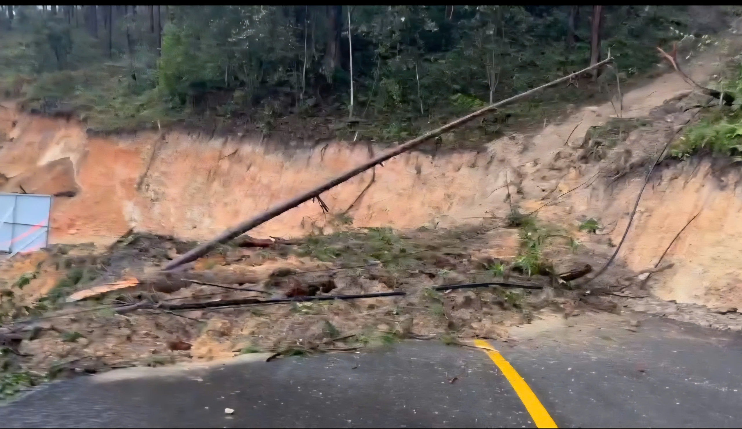 Mưa lớn lại sạt lở đèo Mimosa và các đèo, gây ngập lụt nặng nhiều nơi- Ảnh 1. Mưa lớn lại sạt lở đèo Mimosa và các đèo, gây ngập lụt nặng nhiều nơi- Ảnh 1.