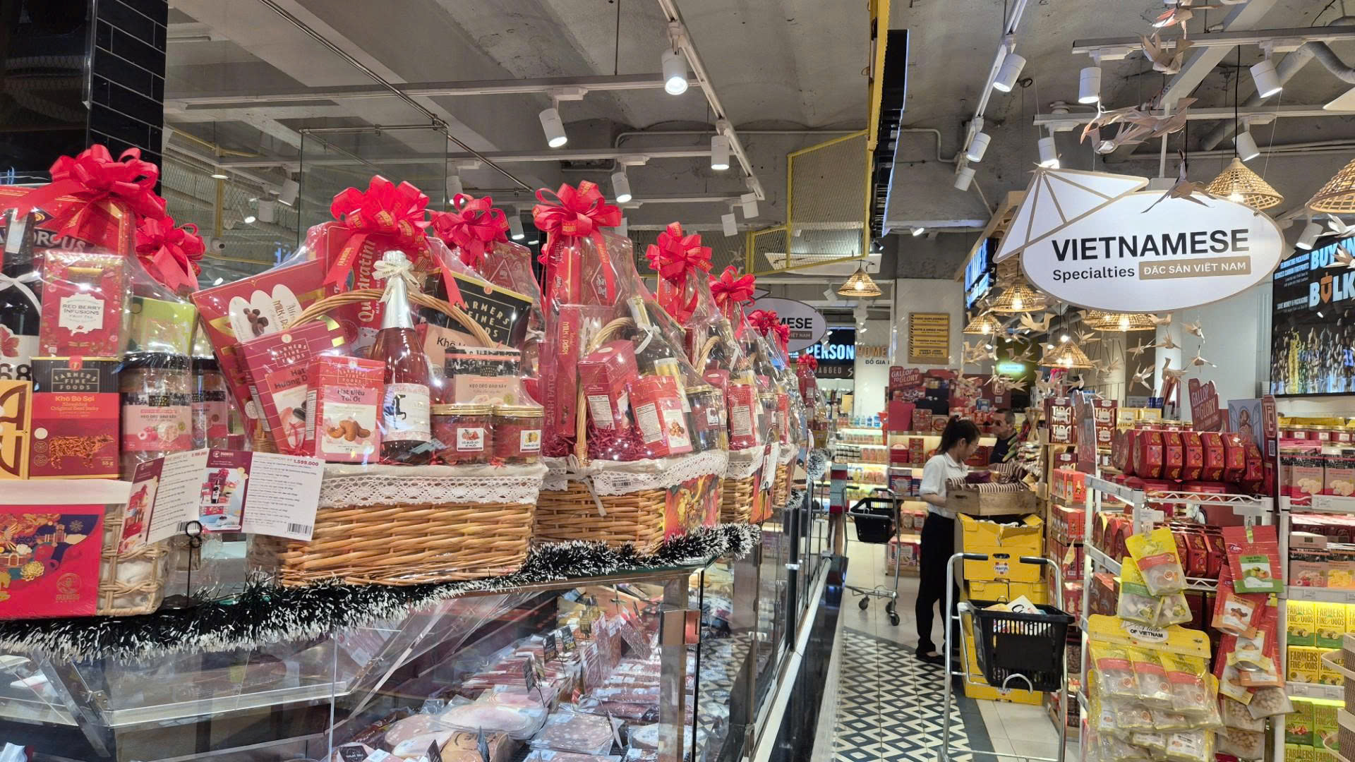 Mua sắm Tết nóng lên từng ngày - Ảnh 1. Mua sắm Tết nóng lên từng ngày - Ảnh 1.