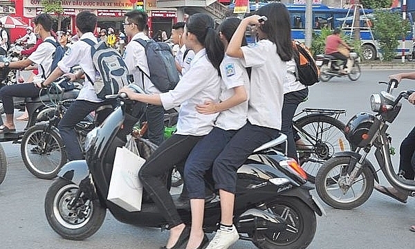 'Mười nguyên nhân khiến học sinh đi xe ra đường vô tội vạ' 1 Muoi nguyen nhan khien hoc sinh di xe ra duong