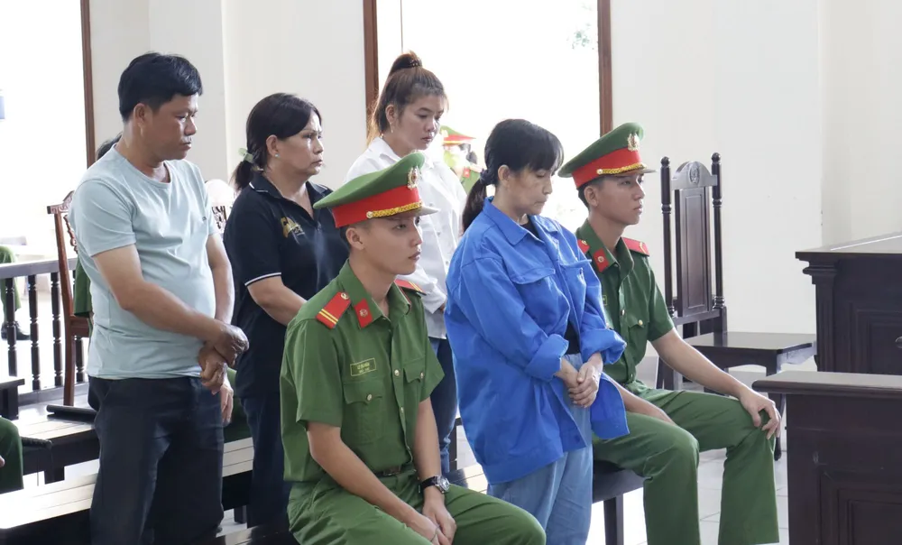 Các bị cáo nghe tòa tuyên án vào chiều 15-12. Ảnh: NHẪN NAM lua-lao-dong-han-quoc.JPG