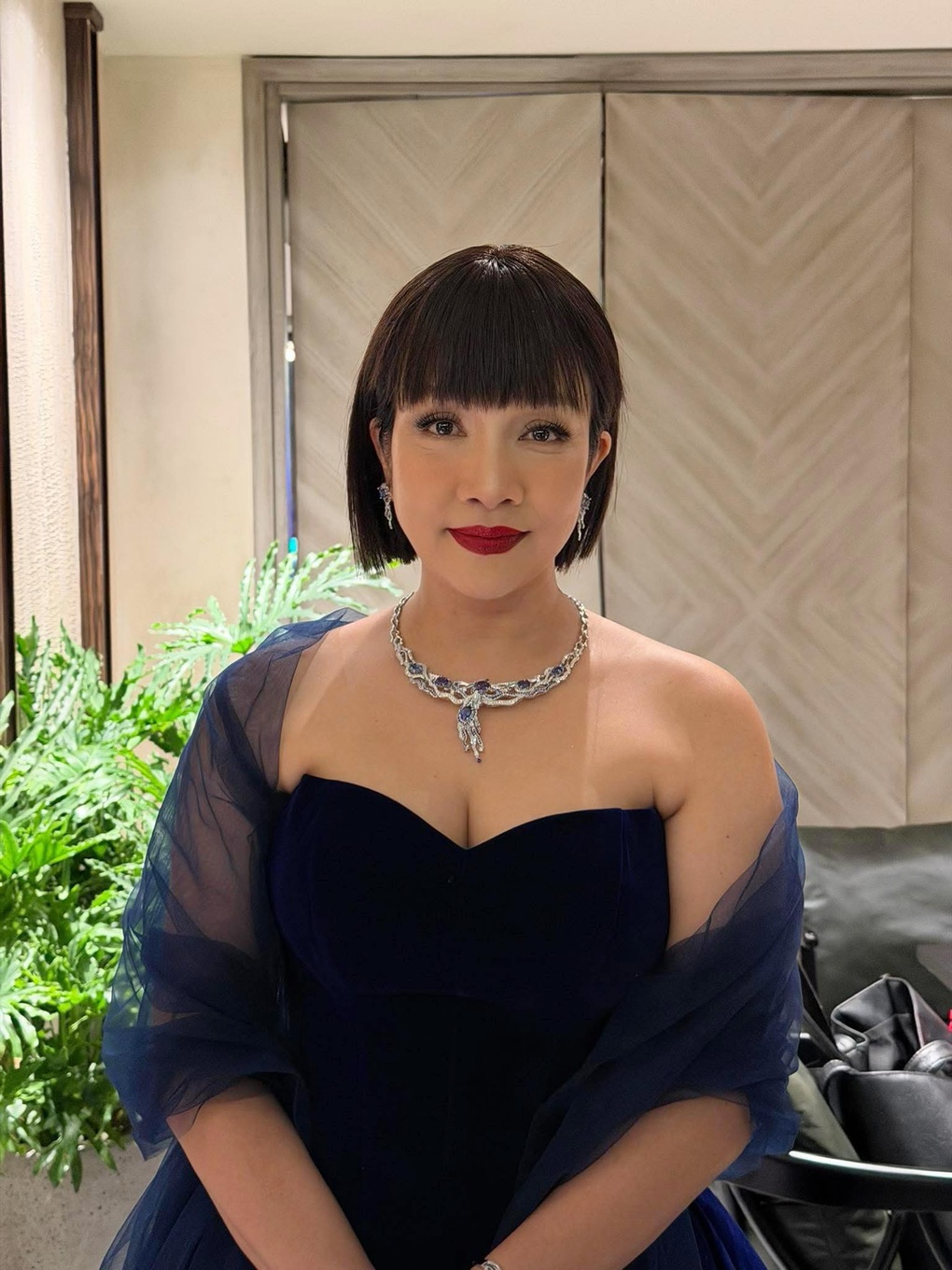 Mỹ Linh khác lạ khi đội tóc giả được mua với giá... 5 triệu đồng - 1