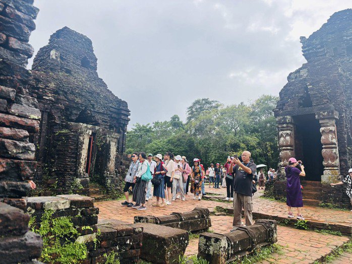Du khách tham quan Mỹ Sơn