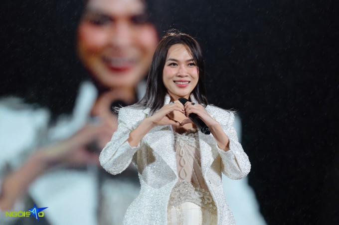 Mỹ Tâm diện đồ xuyên thấu, khoe vẻ sexy trong concert 1 Tối 13/12, Mỹ Tâm tổ chức concert 'See The Light' tại sân vận động quốc gia Mỹ Đình, thu hút hơn 40.000 khán giả. Nữ ca sĩ cho biết đây là đêm nhạc quy mô nhất, mang tính lịch sử trong sự nghiệp của mình, để truyền năng lượng tích cực đến Tri Âm - tên cô gọi các fan. Mỹ Tâm đầu tư sân khấu, màn hình led rộng hơn 1.600 m2 cùng những hiệu ứng âm thanh, ánh sáng "chưa từng có" tại Việt Nam.