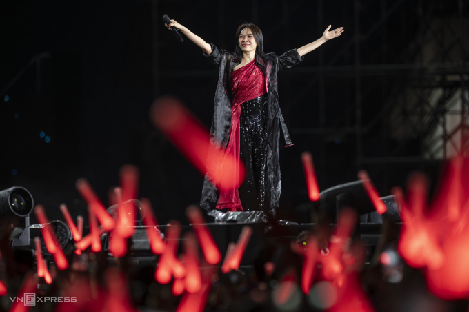 Mỹ Tâm cùng khán giả hát Cây đàn sinh viên. Ảnh: Giang Huy