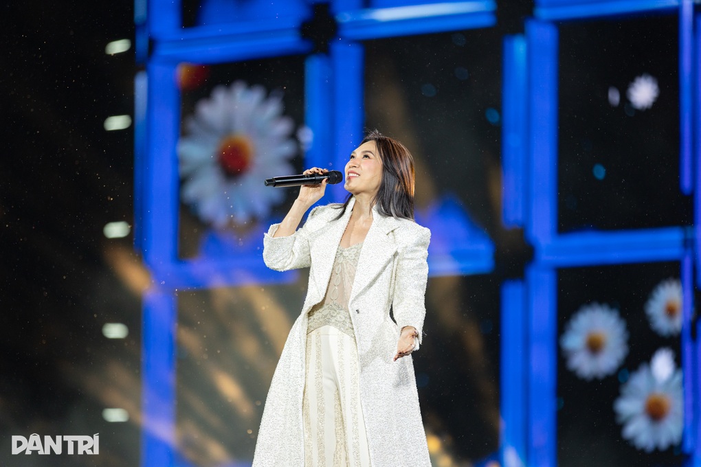 Mỹ Tâm khoe ảnh tình tứ với Mai Tài Phến, gọi tên anh ở concert - 1