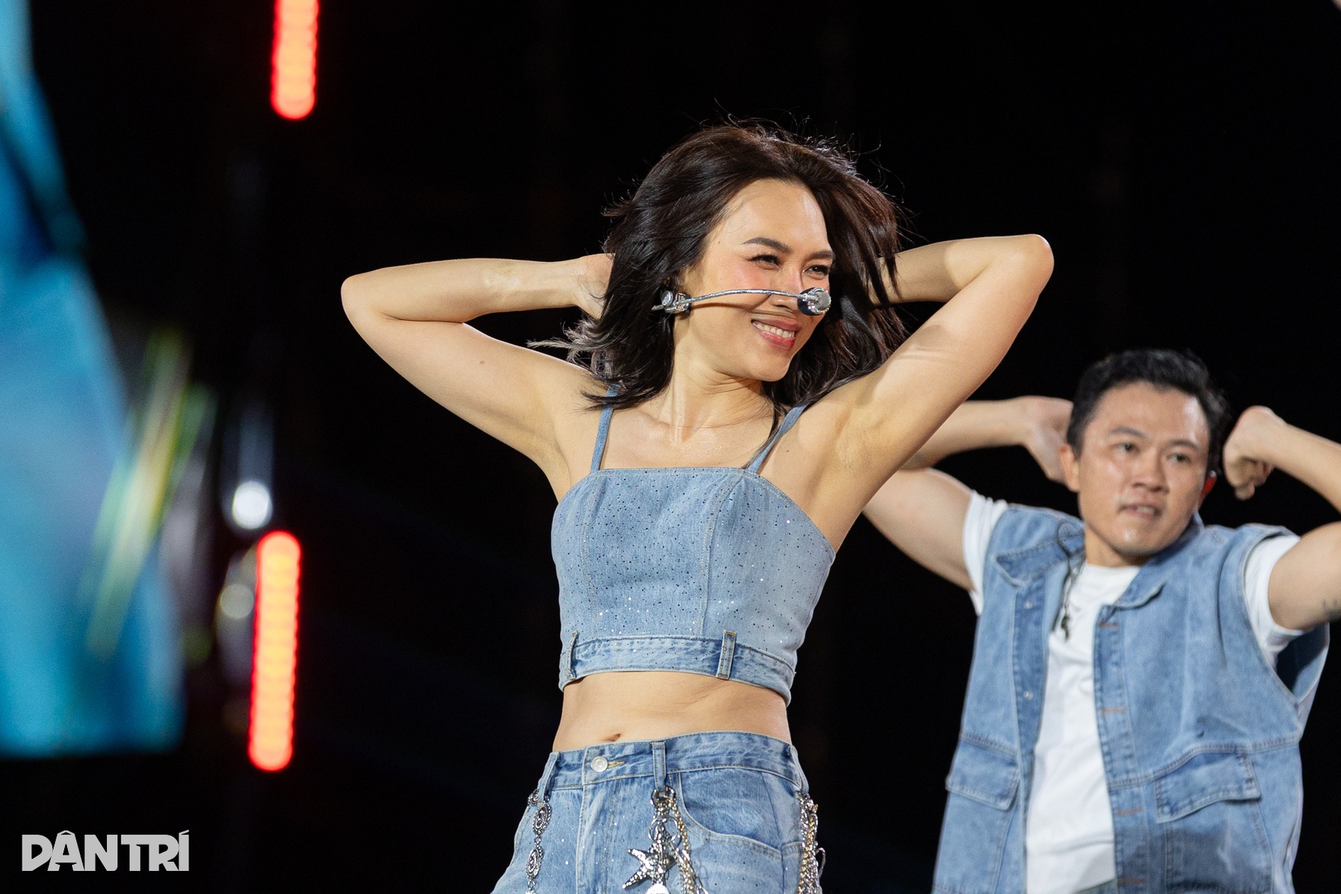 Mỹ Tâm khoe eo thon, cháy hết mình trong đêm nhạc 40.000 khán giả - 2 Mỹ Tâm khoe eo thon, cháy hết mình trong đêm nhạc 40.000 khán giả - 2