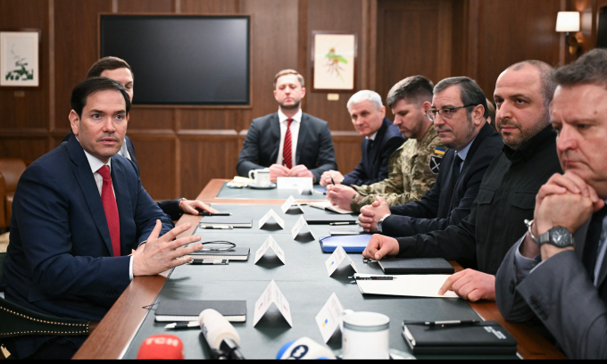 Phái đoàn Mỹ và Ukraine (phải) trong cuộc gặp tại Florida hôm 30/11. Ảnh: AFP