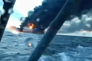 Hai tàu được cho thuộc ‘hạm đội bóng tối’ của Nga nổ ở Thổ Nhĩ Kỳ là do Ukraine tấn công?