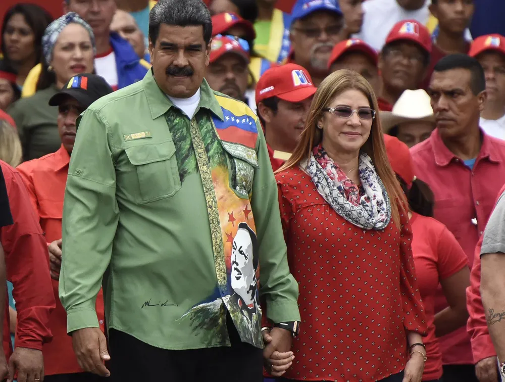 Tổng thống Venezuela Nicolas Maduro và Đệ nhất Phu nhân Cilia Adela Flores de Maduro. Ảnh: BLOOMBERG 1212 Mỹ áp thêm trừng phạt lên Venezuela, ông Maduro điện đàm với ông Putin_th.jpg