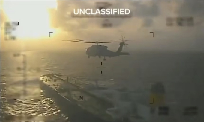 Ảnh cắt từ video do Bộ trưởng An ninh Nội địa Mỹ đăng tải cho thấy trực thăng của Mỹ tiếp cận một tàu chở dầu trên biển. Ảnh: CNN