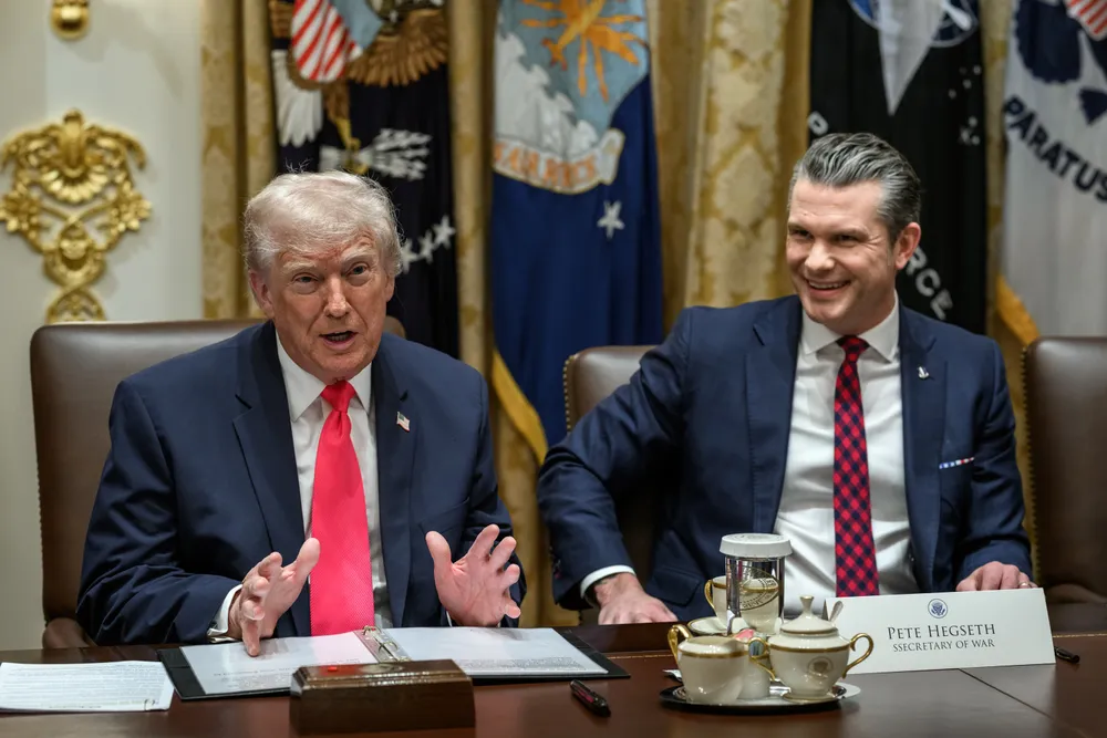 Tổng thống Mỹ Donald Trump (trái) và Bộ trưởng Quốc phòng Mỹ Pete Hegseth. Ảnh: WHITE HOUSE Mỹ công bố Chiến lược An ninh Quốc gia mới- Quan điểm cứng rắn về châu Âu và việc mở rộng NATO.jpg