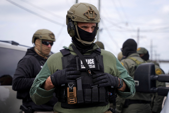 Border Patrol agents stand on a side street after U.S. President Donald Trump launched an immigration crackdown in New Orleans, in Kenner, Jefferson Parish, New Orleans, U.S., December 3, 2025. REUTERS/Seth Herald