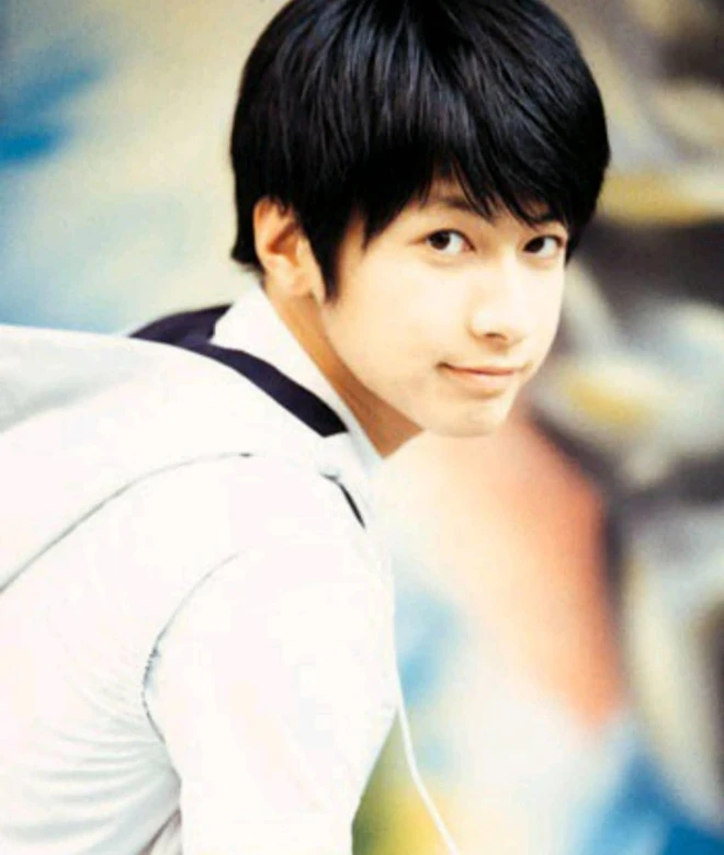 Mỹ nam 1m86 lụn bại vì làm bố khi còn năm nhất đại học, sống tạm bợ cùng con gái trong 1 căn phòng chật hẹp- Ảnh 1.