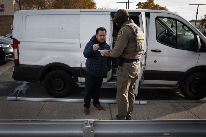 Biên phòng Mỹ kiểm tra giấy tờ của người dân Chicago, bang Illinois, ngày 6/11 trong đợt truy quét nhập cư. Ảnh: AFP