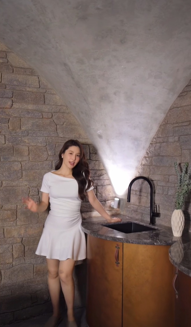 Mỹ nhân 33 tuổi làm dâu hào môn gia tộc kín tiếng, bố mẹ chồng cưng như con gái ruột, tặng quà cưới gây sốc- Ảnh 12. Mỹ nhân 33 tuổi làm dâu hào môn gia tộc kín tiếng, bố mẹ chồng cưng như con gái ruột, tặng quà cưới gây sốc- Ảnh 12.