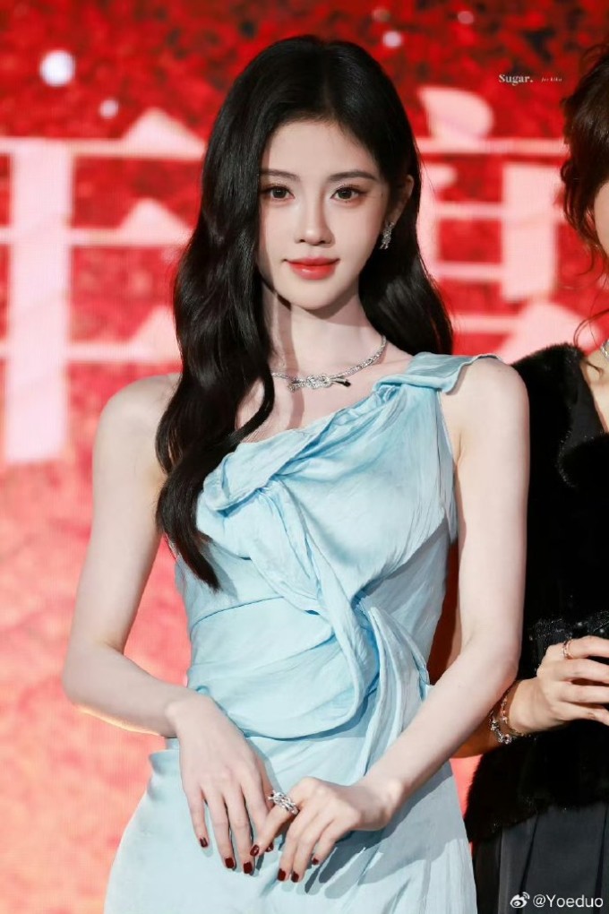 Diễn viên Cúc Tịnh Y dự Lễ trao giải Trang sức Harper's Bazaar năm 2025, tối 22/12. Cô mặc váy Haute Couture xếp ly sắc 'xanh băng giá' Xuân/Hè 2025 của nhà thiết kế người Bỉ Peet Dullaert. Với vai trò đại sứ thương hiệu, diễn viên đeo chiếc vòng cổ Fred Chance Infinie đính đá zircon xanh.