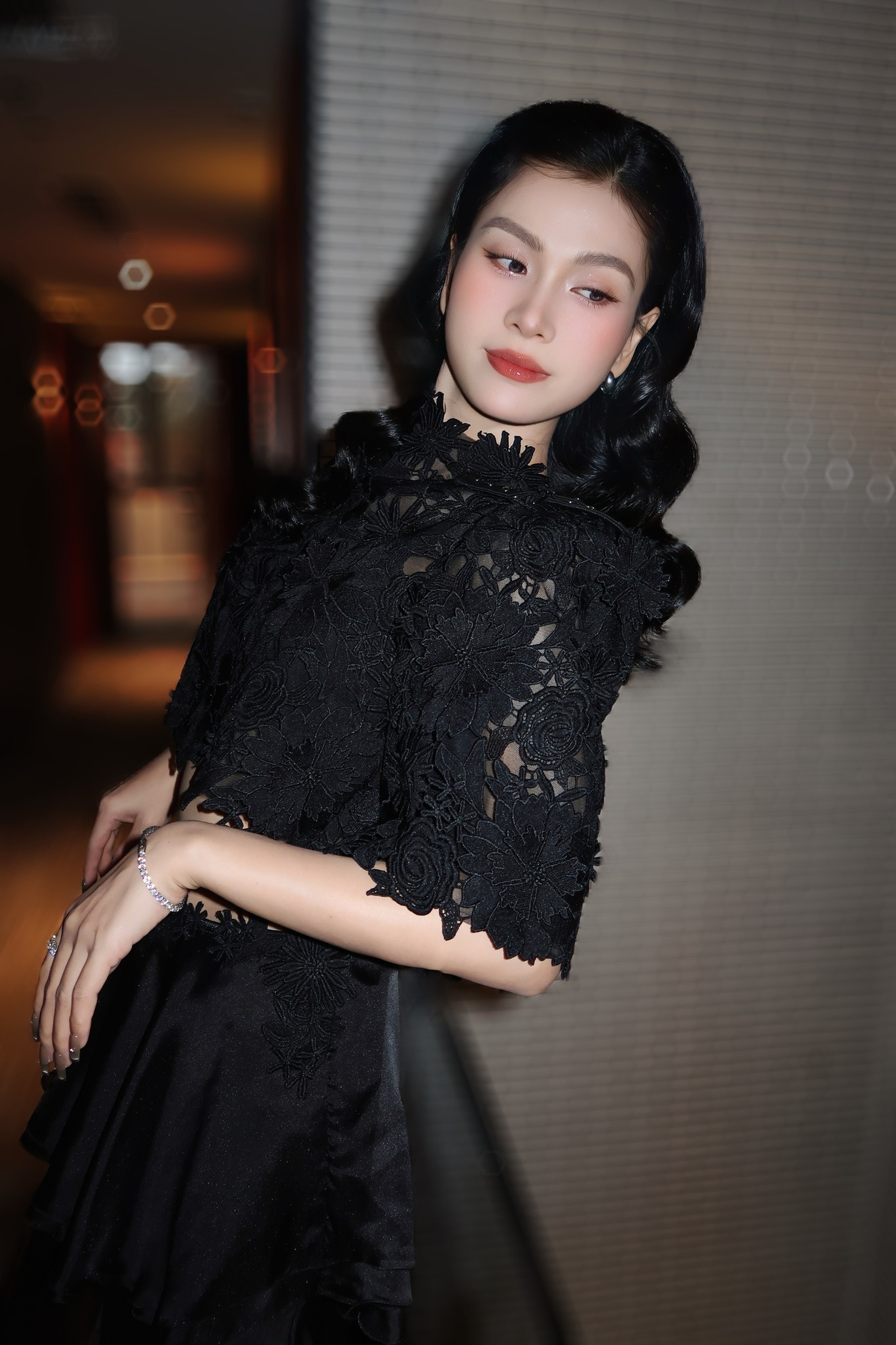 Mỹ nhân Lật mặt Trâm Anh: Trên phim lam lũ, ngoài đời gợi cảm bất ngờ - 1