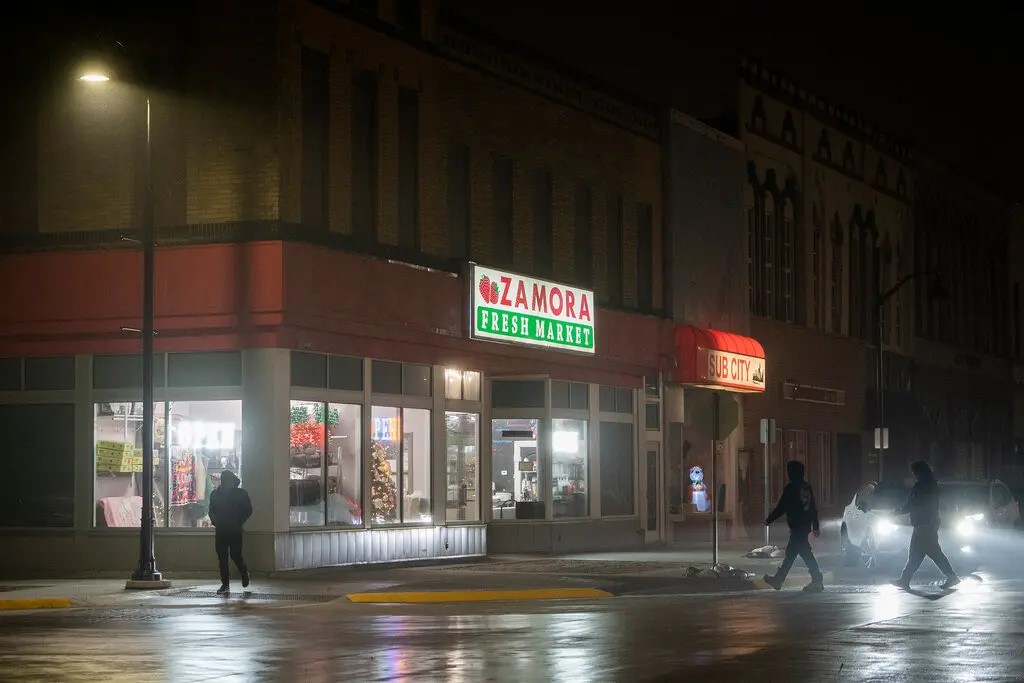 Mỹ sau một năm siết nhập cư: Giá cả tăng, khắp nơi thiếu người - Ảnh 1.