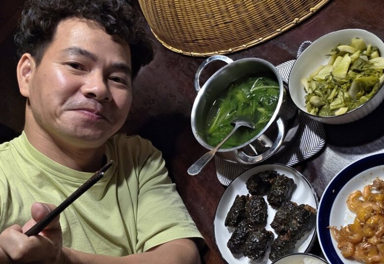 Dù chỉ là bữa cơm phần đêm muộn nhưng thực đơn của nhà Cục trưởng lại khiến nhiều người phải thèm thuồng vì sự gần gũi, chuẩn vị Việt.