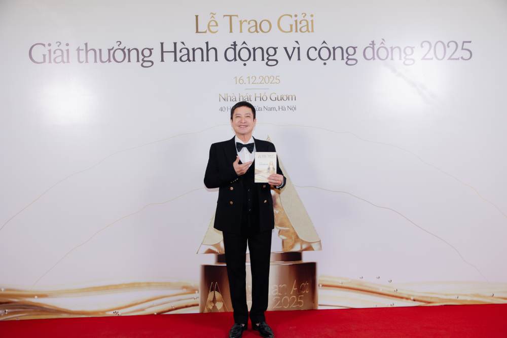 NSƯT Chí Trung 10 năm mới mặc đẹp để dự Human Act Prize: NSƯT Chí Trung 10 năm mới mặc đẹp để dự Human Act Prize: