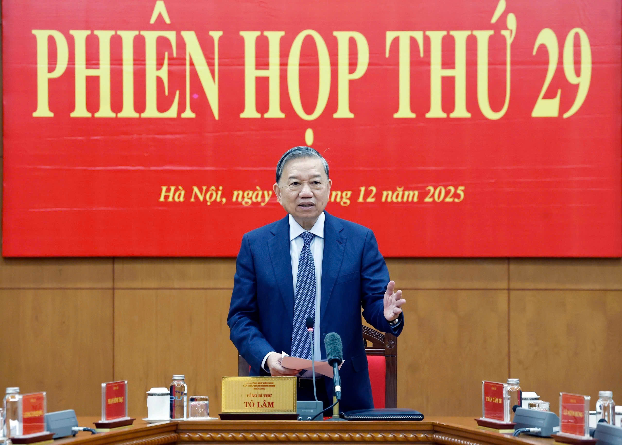 Trung ương - Ảnh 1.