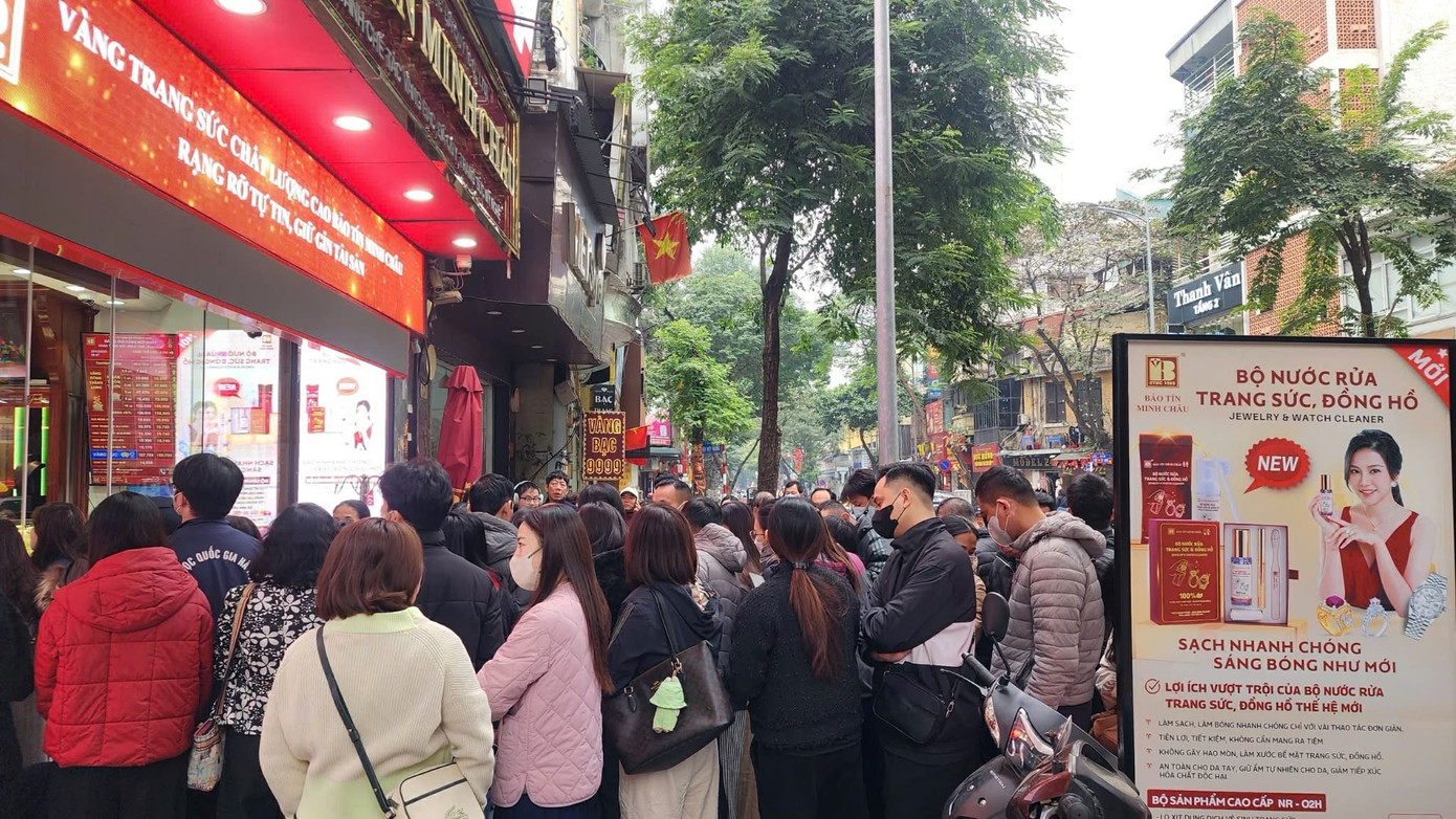 Năm biến động của giá vàng: Kẻ cười, người khóc- Ảnh 1.