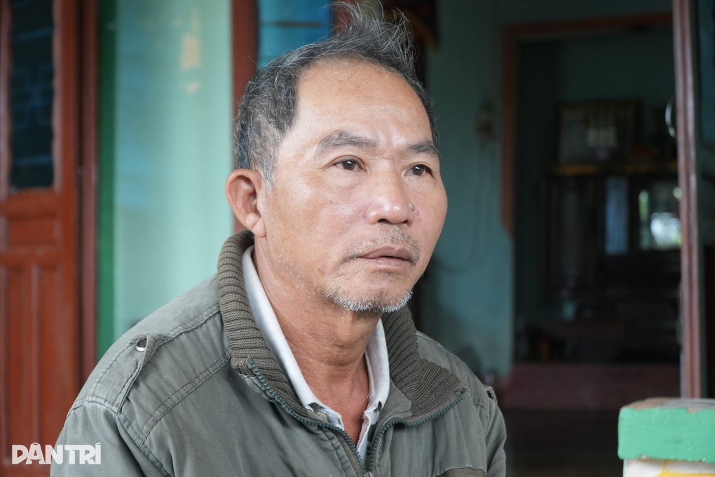 Năm ngày vượt biển về nhà, người đàn ông khóc nghẹn bên mộ vợ - 1