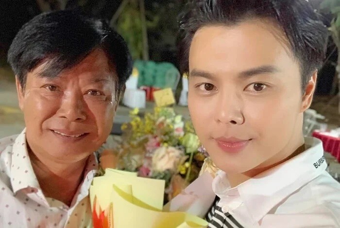 Nam nghệ sĩ cải lương từng cho con ngủ dưới gầm sân khấu, đứa trẻ sau này thành "thần đồng" cao 1m80 2 Cố nghệ sĩ Duy Sơn và con trai Võ Minh Lâm.