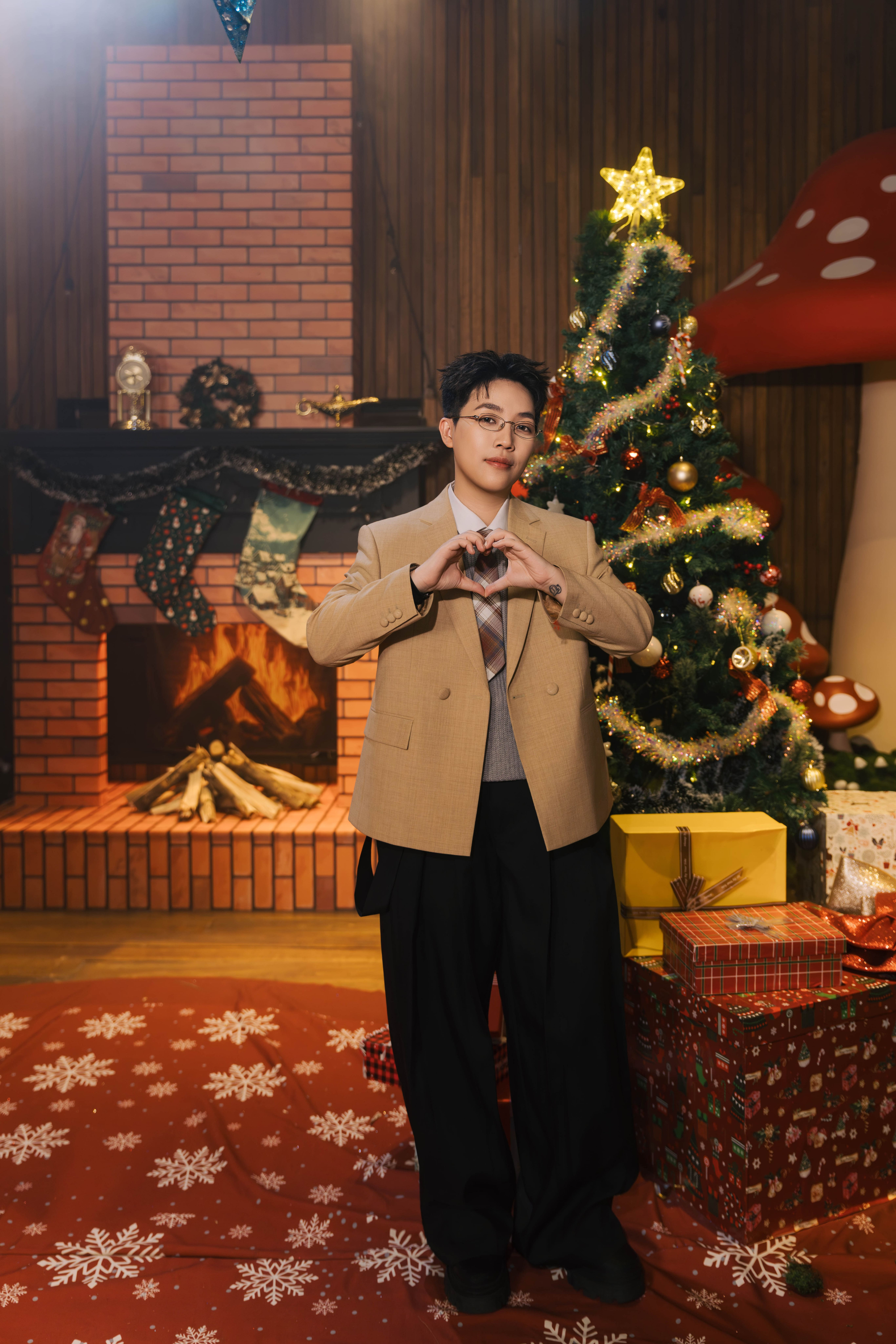 Nhạc Giáng sinh hot nhất lúc này: Nam rapper cứ góp giọng là hit, nghe muốn có người yêu ngay- Ảnh 1.