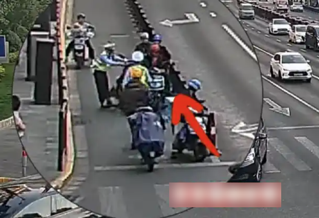 Nam shipper bất ngờ lên cơn động kinh khi đang đi giao đồ ăn, hiện trường khiến người đi đường hốt hoảng- Ảnh 1.