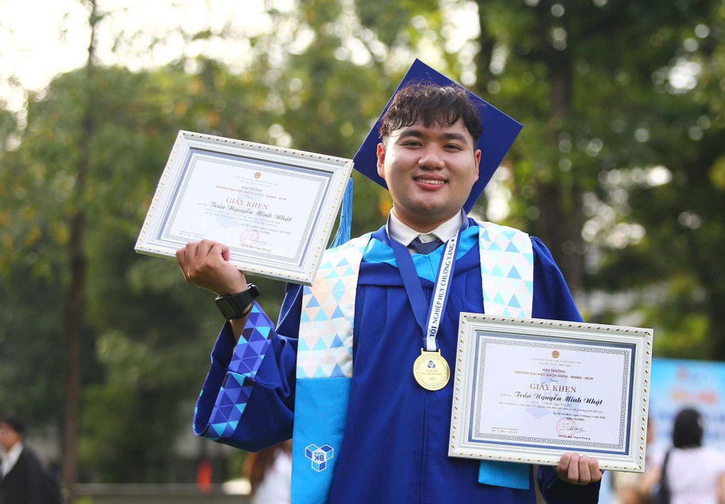 Nam sinh Bách khoa “cuỗm huy chương” của đàn anh, tốt nghiệp đầy bất ngờ - 1