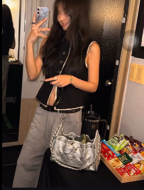 Nam thần đẹp nhất thế giới tự đăng ảnh hẹn hò Jennie (BLACKPINK), “nửa kín nửa hở” khiến MXH nổ tung?- Ảnh 2. Nam thần đẹp nhất thế giới tự đăng ảnh hẹn hò Jennie (BLACKPINK), “nửa kín nửa hở” khiến MXH nổ tung?- Ảnh 2.