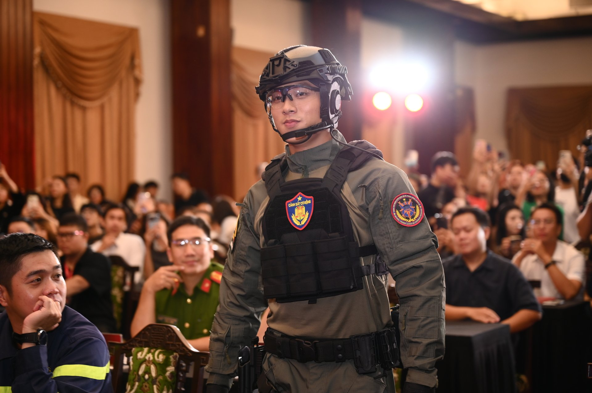 Nam thần thế hệ mới khiến HIEUTHUHAI và loạt mỹ nam không thể toả sáng- Ảnh 4. Nam thần thế hệ mới khiến HIEUTHUHAI và loạt mỹ nam không thể toả sáng- Ảnh 4.