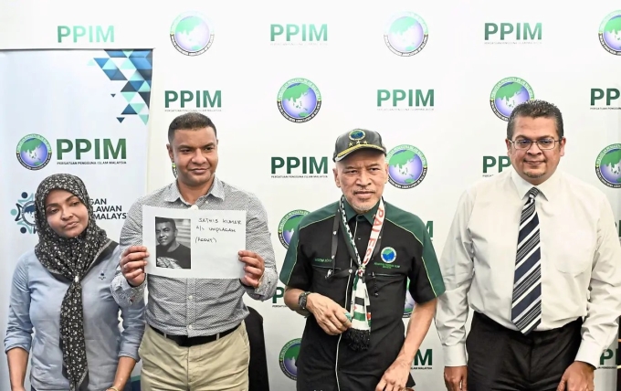 Muhammad Syafiq Pubalan Abdullah (thứ hai từ trái sang) trong buổi họp báo tại Kuala Lumpur, Malaysia, ngày 4/12. Ảnh: Star