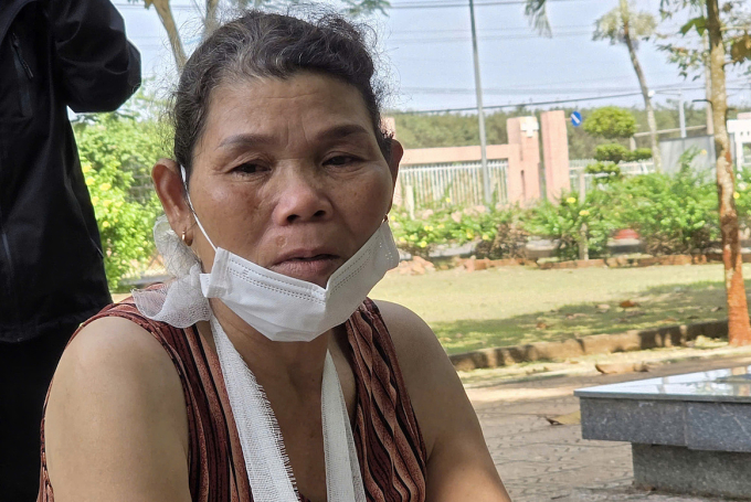 Bà Hà thẩn thờ bên khuôn viên Bệnh viện đa khoa Long Khánh. Ảnh: Phước Tuấn