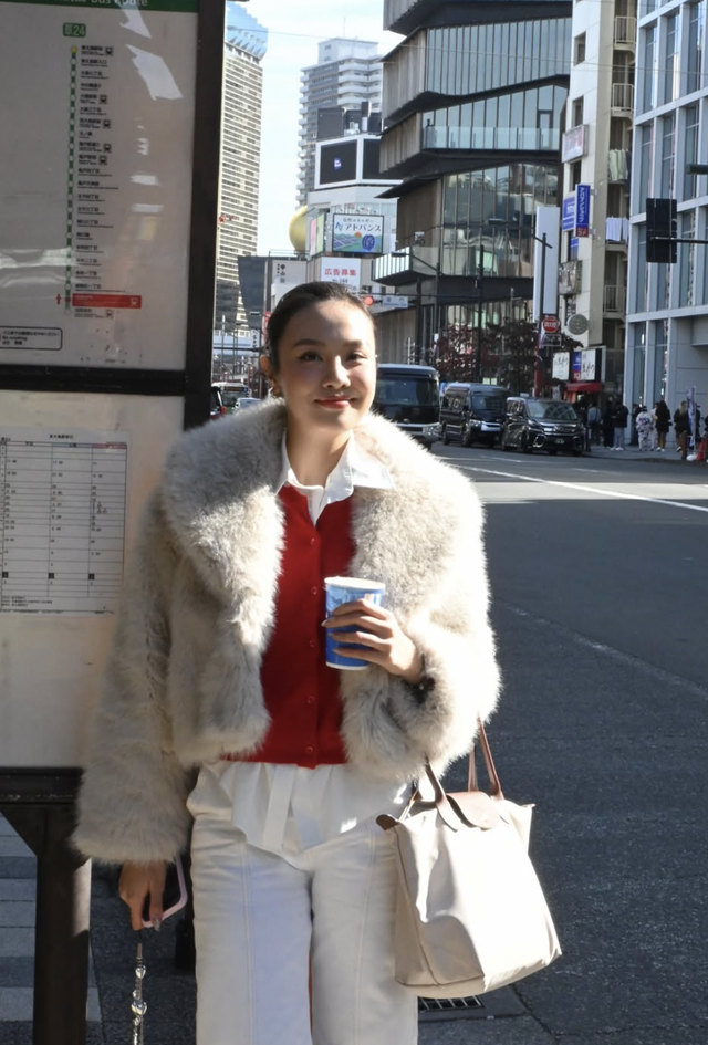 Nâng tầm phong cách ngày lạnh với áo khoác lông mềm mịn- Ảnh 1. Nâng tầm phong cách ngày lạnh với áo khoác lông mềm mịn- Ảnh 1.