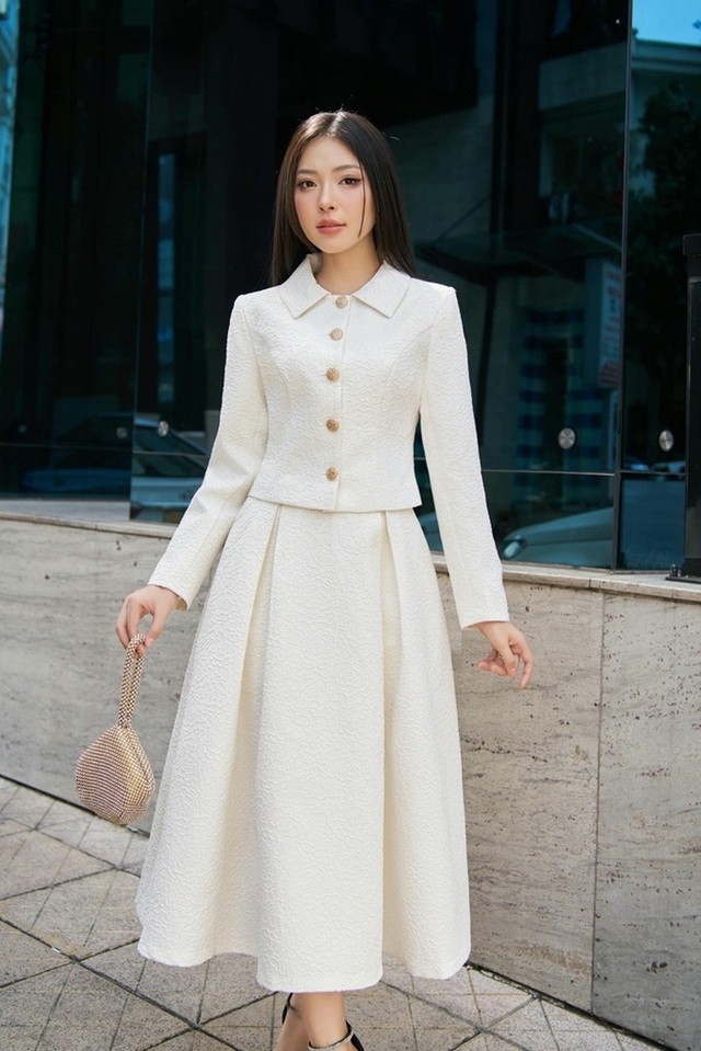 Nâng tầm sắc vóc, toát lên khí chất quý phái với chân váy gấm- Ảnh 2. Nâng tầm sắc vóc, toát lên khí chất quý phái với chân váy gấm- Ảnh 2.