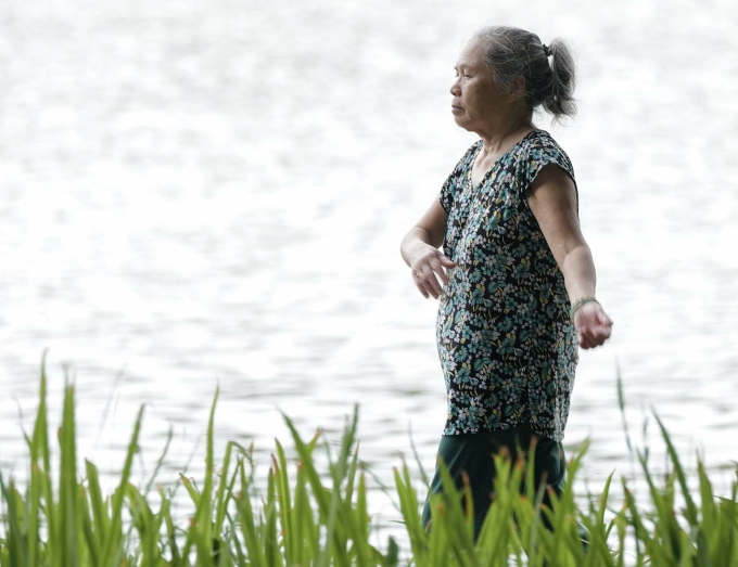 Người dân tập thể dục quanh bờ hồ Hoàn Kiếm. Ảnh: Giang Huy