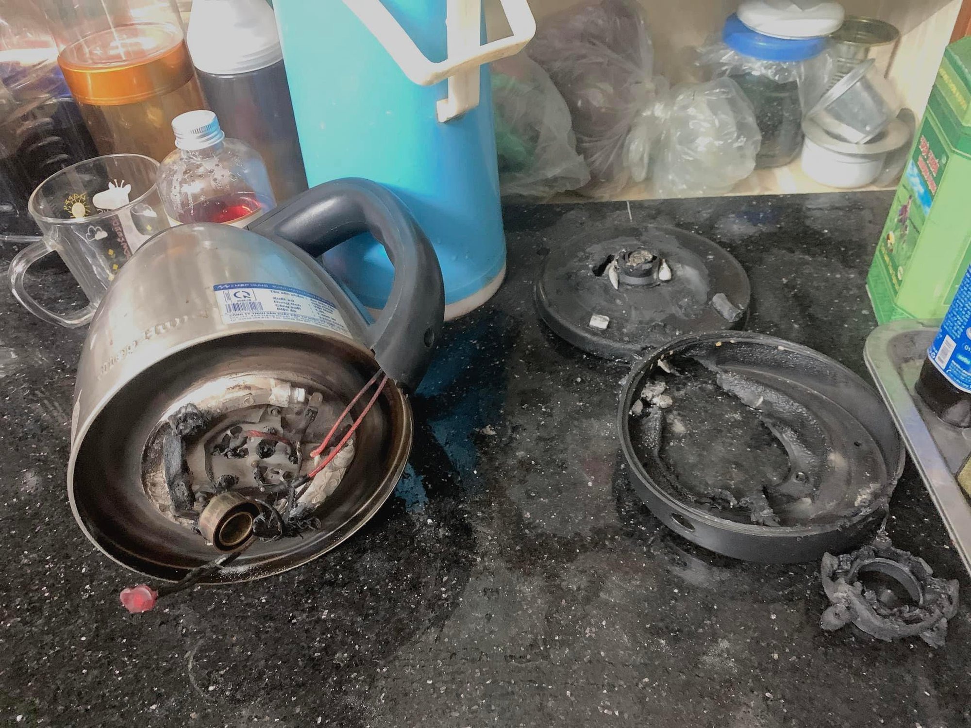 Cả đời dùng ấm siêu tốc, ai cũng nghĩ nó vô hại: Nào ngờ tiềm ẩn 4 rủi ro đe dọa sức khỏe- Ảnh 1. Cả đời dùng ấm siêu tốc, ai cũng nghĩ nó vô hại: Nào ngờ tiềm ẩn 4 rủi ro đe dọa sức khỏe- Ảnh 1.