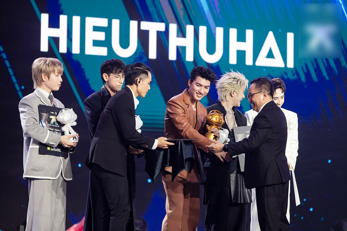 Sốc với số vote của 2 Quán quân Anh Trai Say Hi: Negav cao gấp 6 lần HIEUTHUHAI- Ảnh 2. Sốc với số vote của 2 Quán quân Anh Trai Say Hi: Negav cao gấp 6 lần HIEUTHUHAI- Ảnh 2.