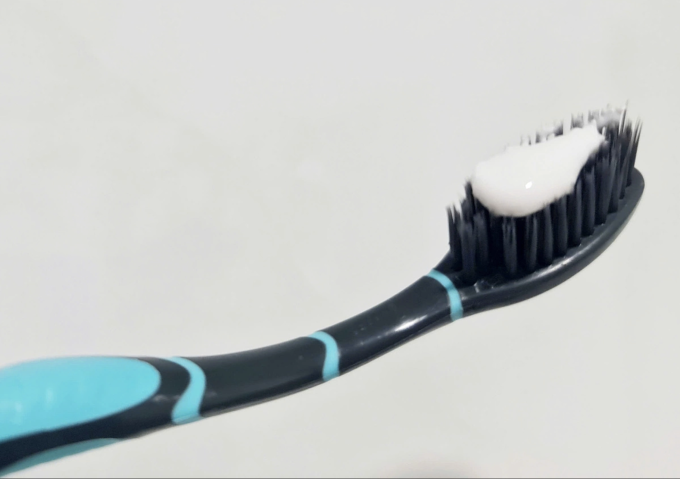 Thói quen đánh răng trước hay sau bữa sáng có thể ảnh hưởng lớn đến sức khỏe men răng. Ảnh: Lê Phương