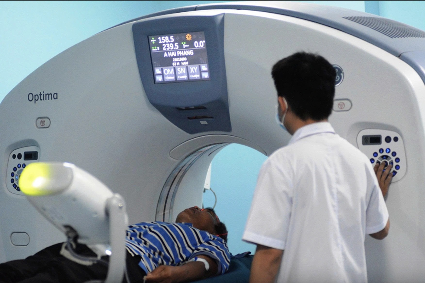 Nên miễn viện phí cho bệnh nhân ung thư và chạy thận sớm để giảm gánh nặng - Ảnh 1.