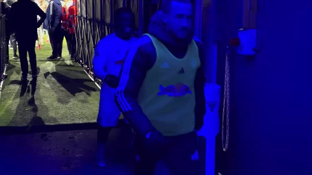 Các cầu thủ Leeds ăn mừng sau trận hòa Liverpool