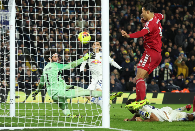 Ao Tanaka ghi bàn ấn định tỷ số, trong trận Leeds hòa Liverpool 3-3 trên sân Elland Road, thành phố Leeds, Vương quốc Anh, vòng 15 Ngoại hạng Anh tối 6/12/2025. Ảnh: Reuters