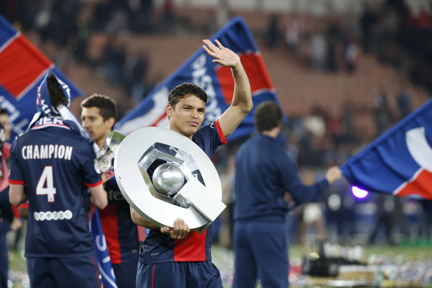 Neymar va Mbappe tung rat than nhung khong hieu sao.webp