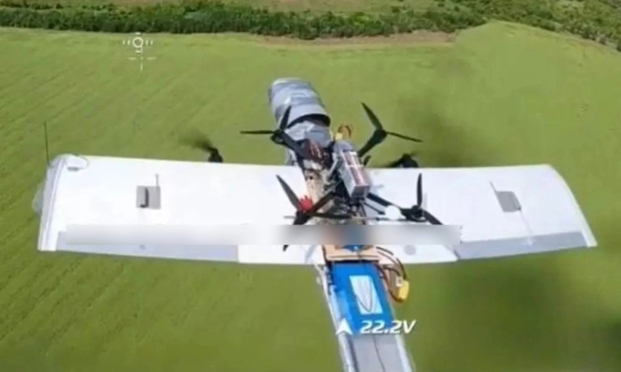 UAV Molniya chở drone FPV tự sát trên lưng trong bức ảnh đăng ngày 5/6. Ảnh: Topcor