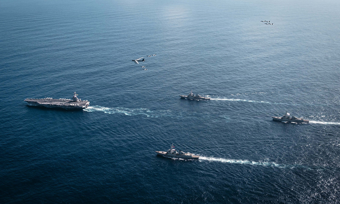Tàu sân bay USS Gerald R. Ford cùng ba khu trục hạm, oanh tạc cơ B-52 và tiêm kích F/A-18 trên khu vực gần biển Caribe ngày 13/11. Ảnh: US Navy