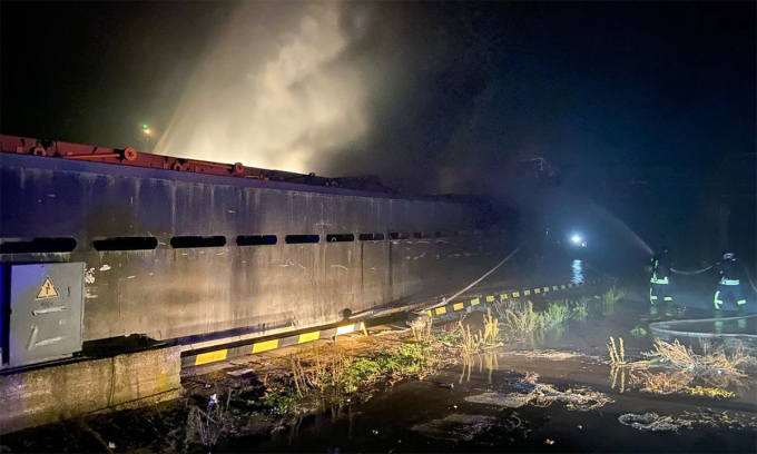 Lính cứu hỏa Ukraine dập tắt đám cháy sau trận tập kích của Nga trong ảnh công bố ngày 23/12. Ảnh: DSNS Ukraine