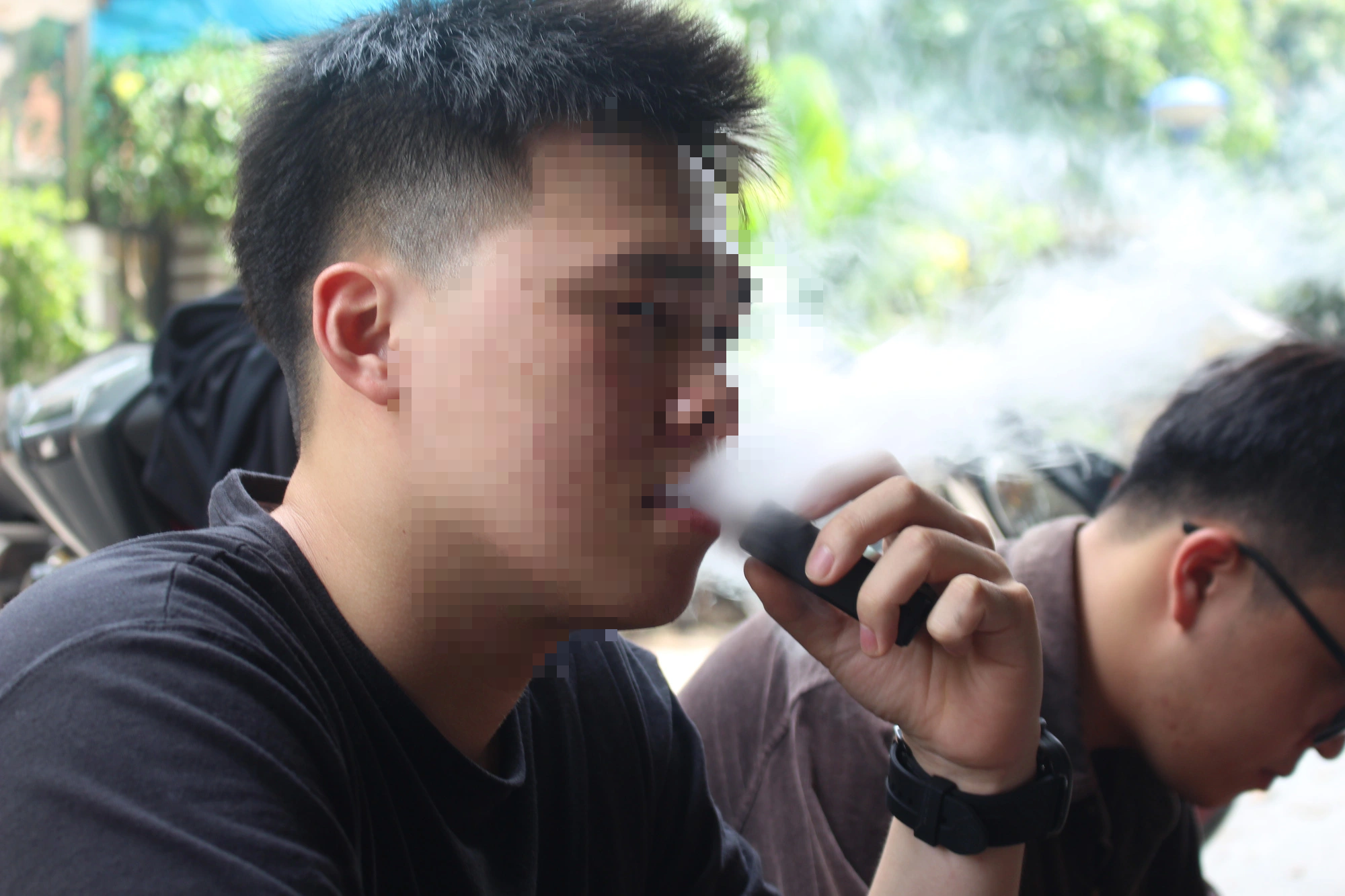 Ngã quỵ, suy thận, giảm trí nhớ sau vài hơi thuốc lá điện tử - Ảnh 1. Ngã quỵ, suy thận, giảm trí nhớ sau vài hơi thuốc lá điện tử - Ảnh 1.