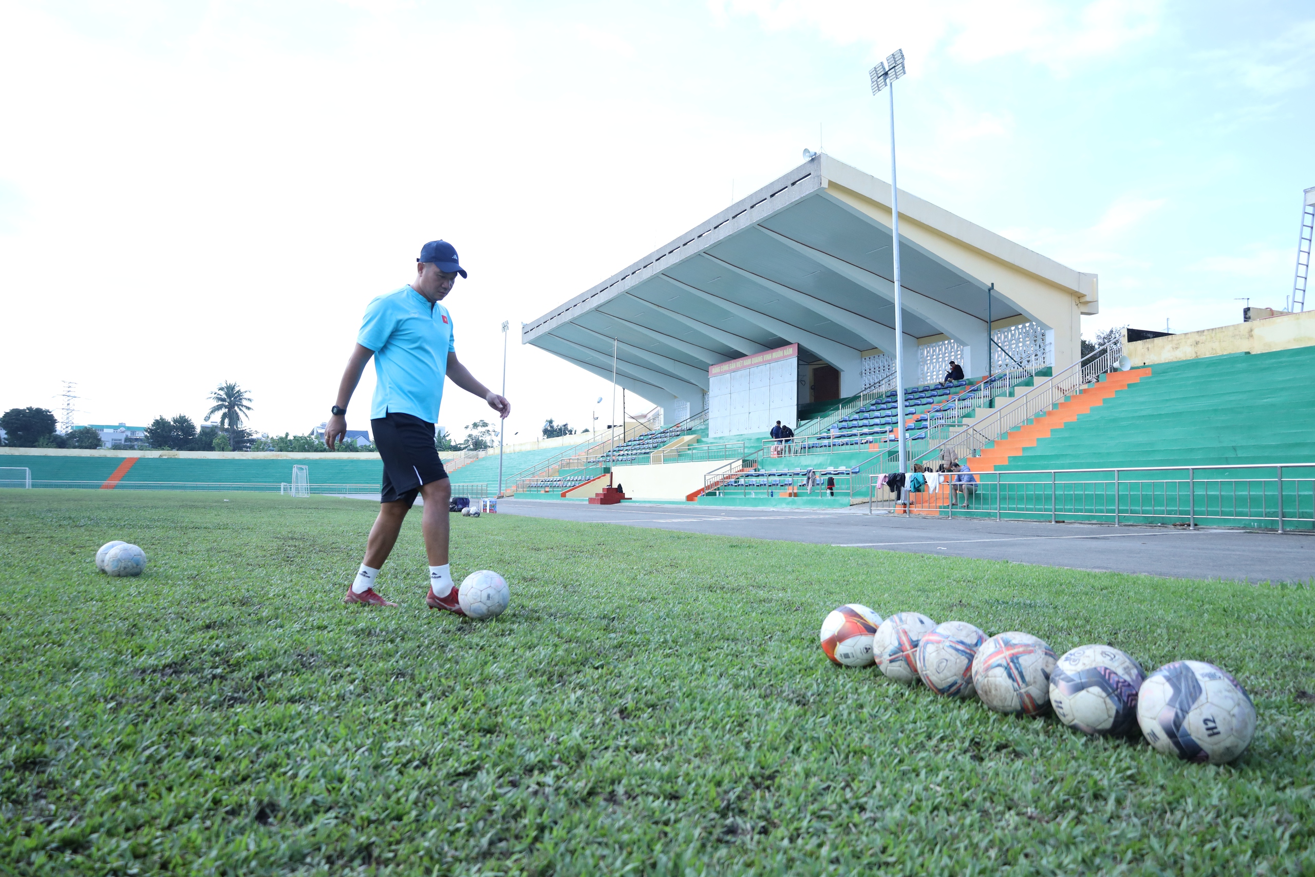 Ngắm SVĐ Quân khu 5 'lột xác', sẵn sàng mùa giải TNSV THACO cup 2026
- Ảnh 1.